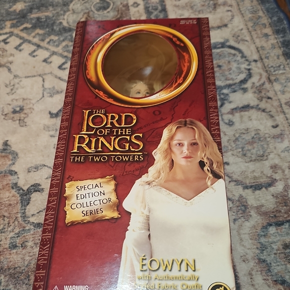 Éowyn Action Figure with Authentically Styled Fabric Outfit - Picture 2 of 7